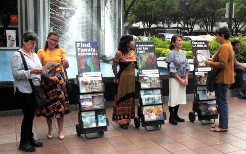 Guayaquil.- Mostradores portátiles de los Testigos de Jehová, donde se puede solicitar información y literatura basada en la Biblia.