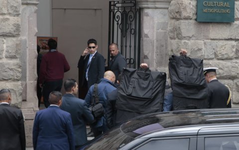 Un fuerte contingente de seguridad acompañó al presidente Lasso para la reunión con su gabinete y la grabación del mensaje.