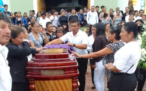 Decenas de personas acudieron al sepelio de Gregorio Santos Suárez este viernes 31 de marzo de 2023.