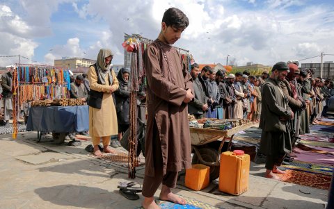 Musulmanes afganos asisten a las oraciones congregacionales de los viernes del mes de ayuno del Ramadán.