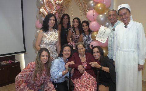 Aída junto a María Alexandra Galarza, María Isabel Guillén, Patty Guillén, María Eugenia Palacios, Alfredo Palacios, la hermana Ingrid, María Eugenia Guillén, Érika Cedeño y Mónica Guillén.