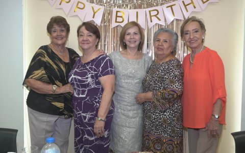Alicia de Lazo, Graciela de Moreira, Ivonne de Roldós, Luisa de Moreno y Graciela Nogales.