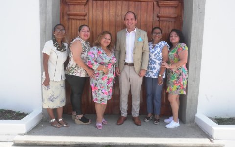 Eliseo Mosconi junto al personal que cuida a la cumpleañera: Georgina Gutiérrez, Johanna Enderica, Marlene Barco, Sofía Aguirre y Marina Pincay