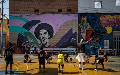 Niños practican baloncesto en un barrio popular, el 16 de marzo de 2023 en Caracas (Venezuela)