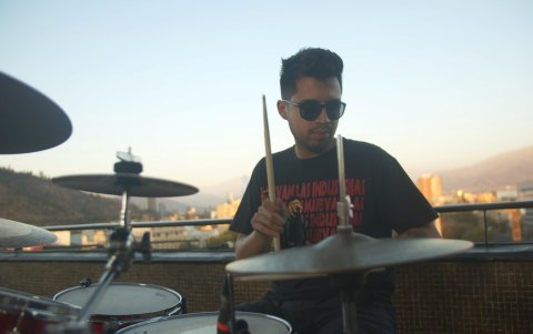 El baterista Gustavo Gatica, durante un ensayo en Santiago de Chile.