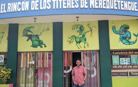 El artista mexicano Lorenzo Portillo Armendáriz posa hoy frente al Teatro El Rincón de Los Títeres en el municipio de Xalapa, México.