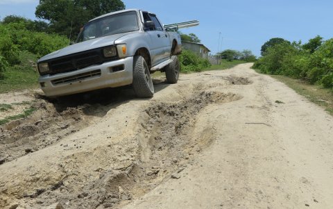 Mal estado. Muchos tramos de la vía se llenan de agua y los carros suelen atascarse.