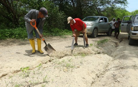 Gestión. Los mismos comuneros con pala en mano limpian las vías.