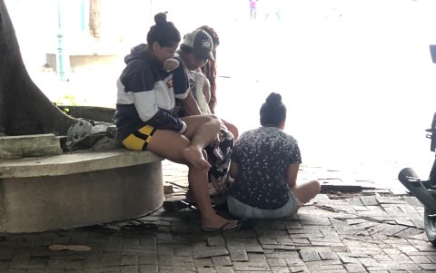 Familiares de la víctima lloran su muerte. La Policía avanza en las investigaciones