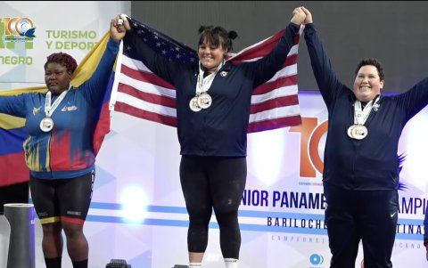 Lisseth Ayovi (i) fue la segunda mejor levantadora en envión de los + 87 kg, de ahí que se colgó la plata en Argentina.