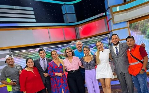 Luisa con elenco de RTS.