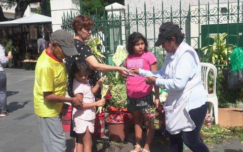 Los comerciantes se apostaron en los exteriores de las iglesias para vender los ramos.