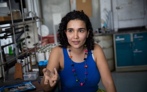 La química Sofía Salazar en un laboratorio de la Universidad Central de Venezuela.
