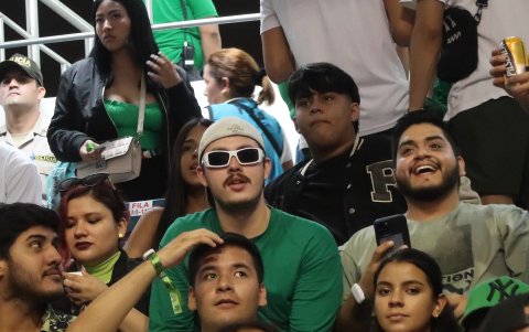 El estilo del Ferxxo fue el código de vestimenta imperante. Por ejemplo, el fanático Sebastián Ospina emuló su look, por lo que su apariencia destacó en las pantallas del concierto.