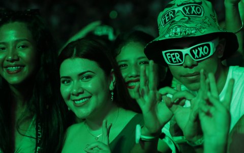Gafas para la noche, bucket hats, todo en verde real y blanco, eran los complementes perfectos para el atuendo en este concierto.