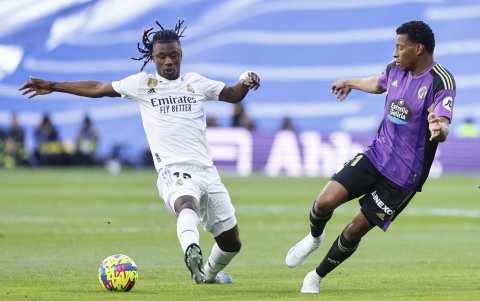 El defensa del Real Madrid, Eduardo Celmi Camavinga con el balón ante el delantero del Valladolid, Gonzalo Plata.