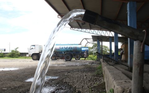 A diario, en el reservorio de El Recreo, se abastecen unas 60 unidades públicas como independientes, que hacen alrededor de tres vueltas y deben registrarse en bitácora.