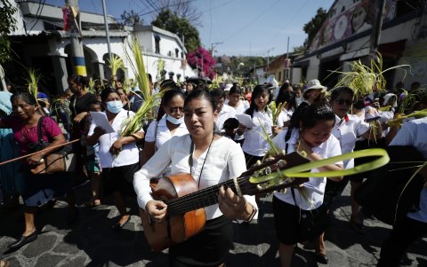Feligreses participan en una procesión durante la celebración del Domingo de Ramos.