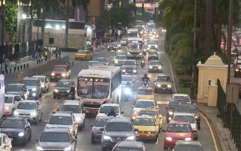 Así permanece la avenida Francisco de Orellana, a diario siempre. El pedido de desatascar a Guayaquil es colectivo..