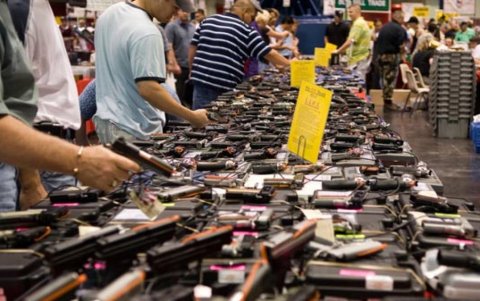 Personas comprando en un mercado de armas en Finlandia.