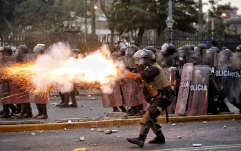 Miembros de la Policía enfrentan a manifestantes durante una jornada de protestas antigubernamentales que exigen la renuncia de la presidenta Dina Boluarte en Lima (Perú).