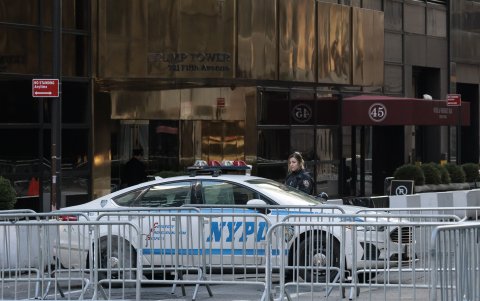 Agentes de policía estacionados como parte de la amplia seguridad cerca de la Torre Trump en Nueva York, Nueva York, EE. UU.