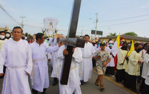 Los feligreses llevan la cruz en sus hombros hasta el mar.