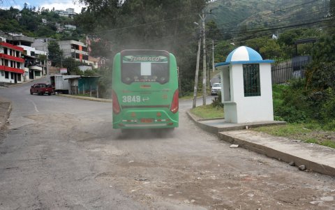 Distancia. Los buses evitan ingresar a esta calle donde se asientan varios conjuntos.