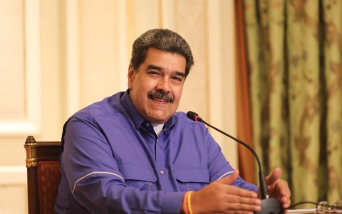 Fotografía cedida por Prensa Miraflores del mandatario venezolano, Nicolás Maduro, mientras habla durante una reunión con funcionarios gubernamentales