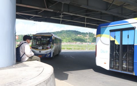 Robos. Moradores y pasajeros habituales señalan que los asaltos se han replicado más en las afueras de las paradas de buses.