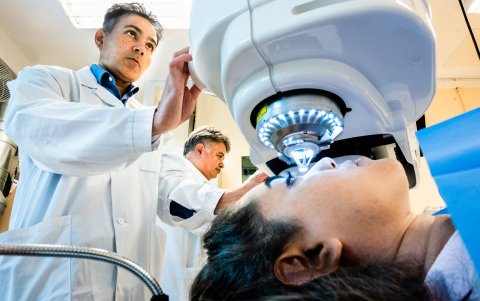 Se realiza una pequeña incisión con láser, a través de la cual se introduce el implante en la córnea existente.