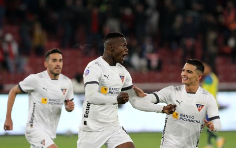 José Angulo (c) y Alexander Alvarado (d) estarán en el ataque albo para el duelo.