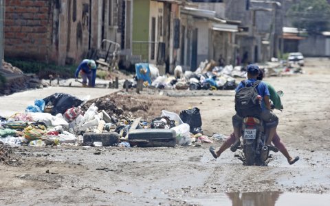 La 28 de Agosto. En medio de basura, tierra y agua, los conductores se hacen camino para no tropezar en calles donde las aceras se pierden. En Durán los problemas son múltiples.