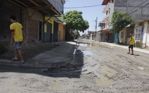 Coop. 5 de Junio. Las calles continúan anegadas por las lluvias. Los moradores aseguran que desde hace un mes paralizaron los trabajos.