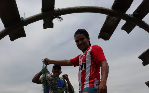 Adrián Guala y Lester Lozano usan sus recursos de la pesca para hidratación y movilización.