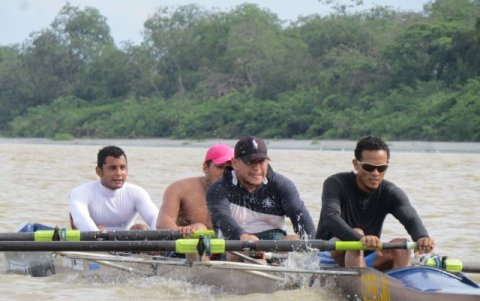 Los remeros de Liga Deportiva Estudiantil ultiman la logística para la prueba. Años atrás hicieron rifas.