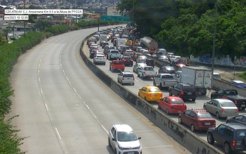 Así permaneció la avenida del Bombero por más de una hora este 4 de abril.