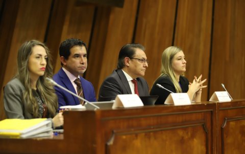 En la Comisión de Fiscalización se advirtió que la sustanciación del juicio político debe versar únicamente sobre la acusación de peculado, como dictaminó la Corte Constitucional.