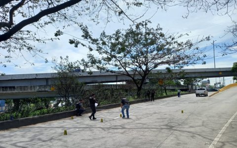 Personal de la Policía se encuentra en el sitio investigando el caso.