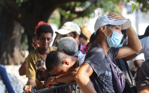 Se refleja en el caos y desesperación que viven migrantes en Tapachula, en la frontera sur de México.