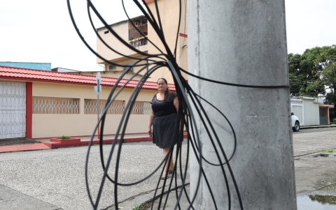2. Soluciones. Algunos vecinos de la Villamil han decidido amarrar los cables para que no caigan hasta el piso. Los vecinos evitan pasar cerca por el miedo a cortocircuitos.