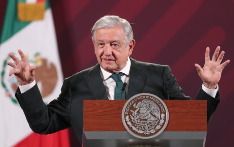 El presidente mexicano, Andrés Manuel López Obrador, habla durante una rueda de prensa en el Palacio Nacional.