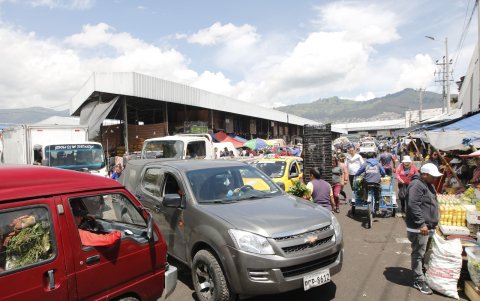 Desorden. Los carros ingresan en vías estrechas y limitan el paso peatonal.