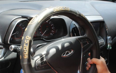 Para evitar que las bolsas del airbag golpeen los brazos en un siniestro se sugiere agarrar el volante abajo.