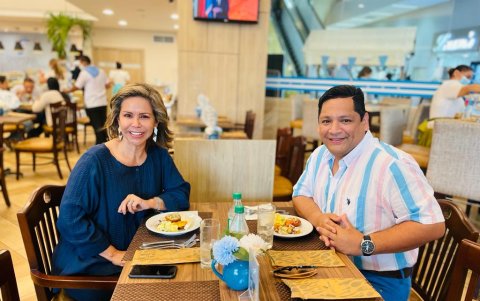 Carlos Julio con Luisa Delgadillo.