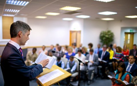 Discurso. Uno de los oradores que explica el beneficio para la humanidad, el sacrificio de Jesucristo.