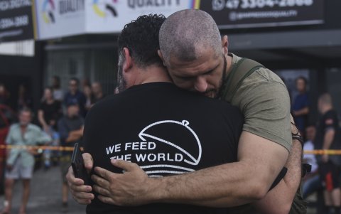Un hombre recibe un abrazo, tras el ataque a la guardería