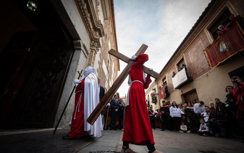 Esta manifestación de religiosidad popular católica es llevada a cabo por hermandades y cofradías, algunas con varios siglos de historia.