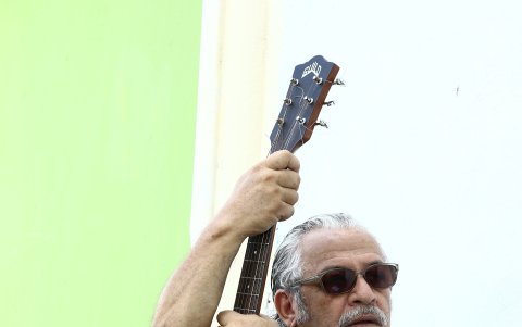 El cantante y compositor guayaquileño trabaja actualmente en dos canciones. Una de ellas incluye al presentador de noticias Mauricio Ayora.