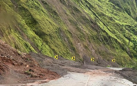 Uno de los tramos afectados por derrumbes en la vía Cuenca-Molleturo-El Empalme, que conecta con Guayas.